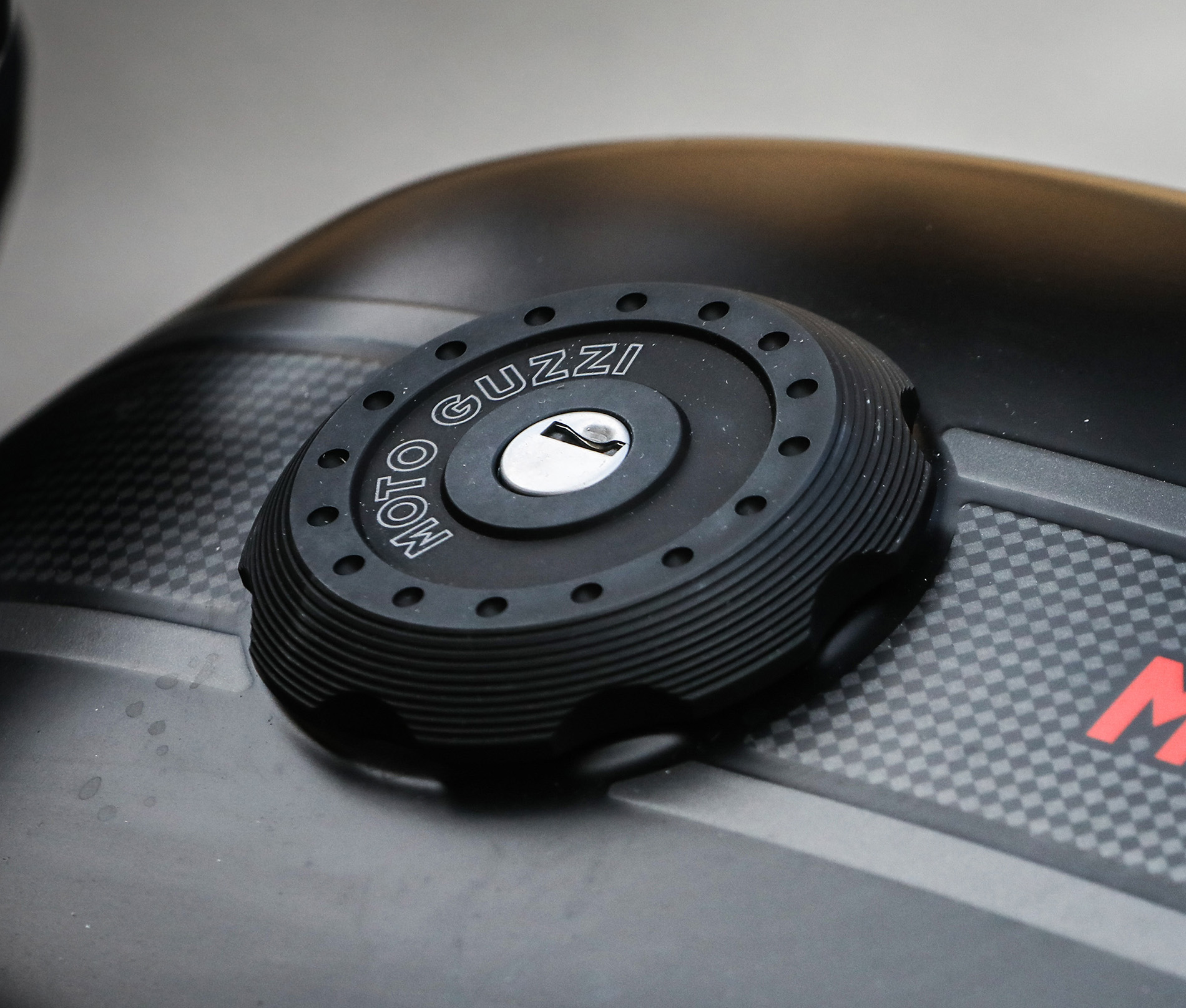 Cover for tank cap, black aluminum for Moto Guzzi V7 III / V7 850